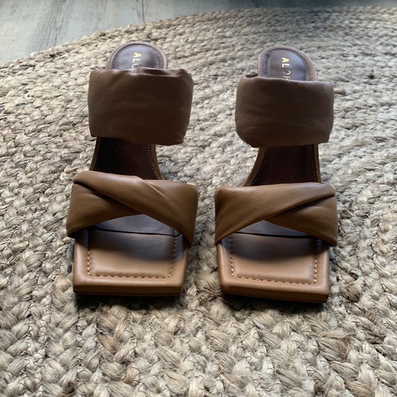 Alohas Twist Strap Camel - Picture 3 of 7